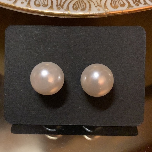 Medium Pearl Stud Earrings - Picture 2 of 3